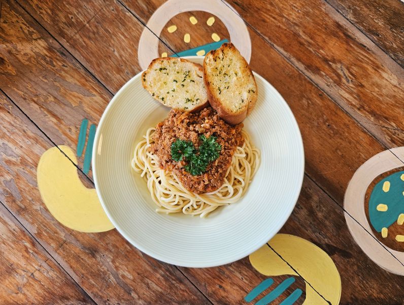 Spaghetti bolognese with meat sauce